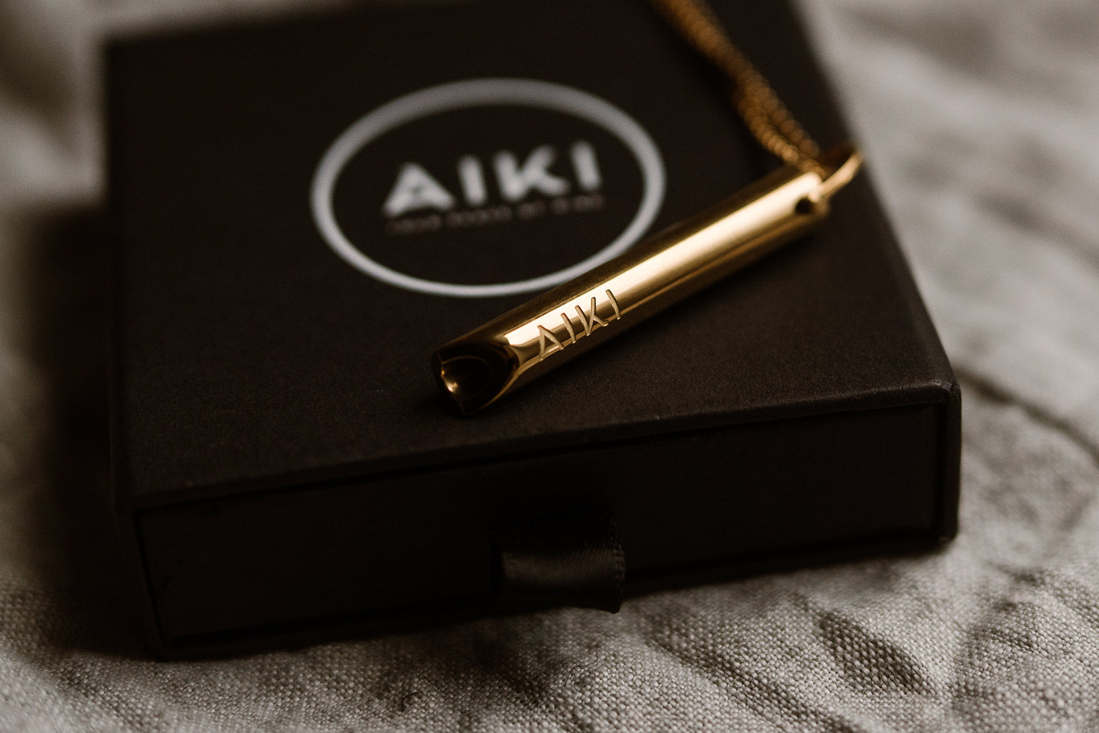 AIKI Ademketting Classic Goud op het AIKI sieradendoosje