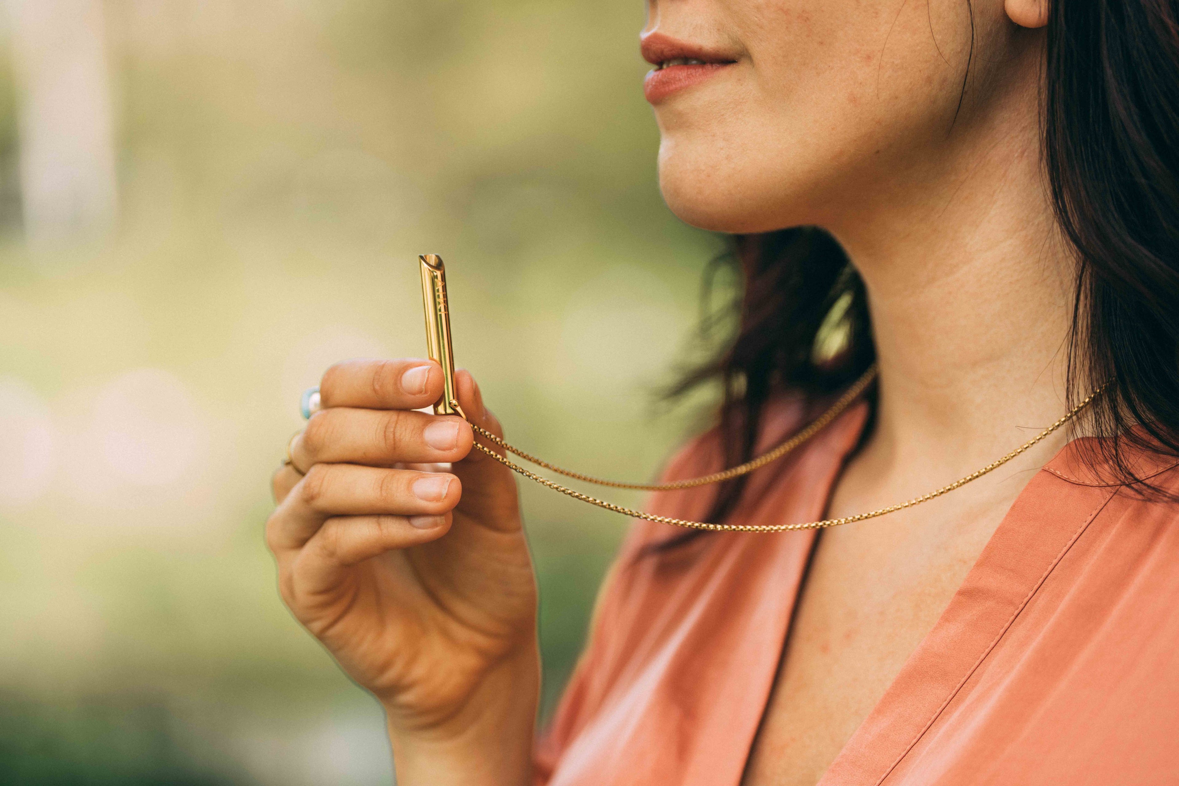 AIKI Ademketting Classic hangt om de nek van een vrouwelijk model