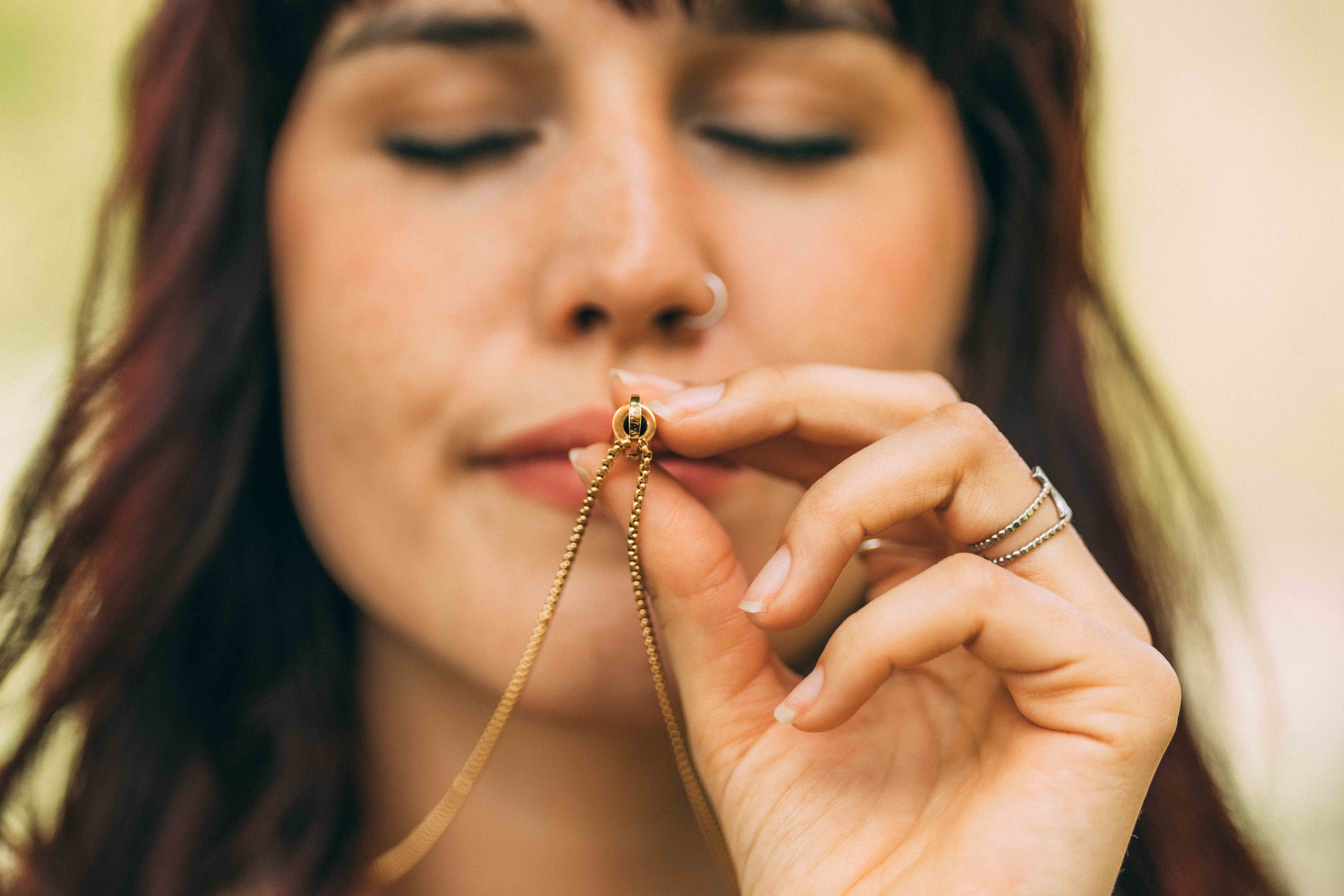 Vrouw komt tot rust met de AIKI Ademketting