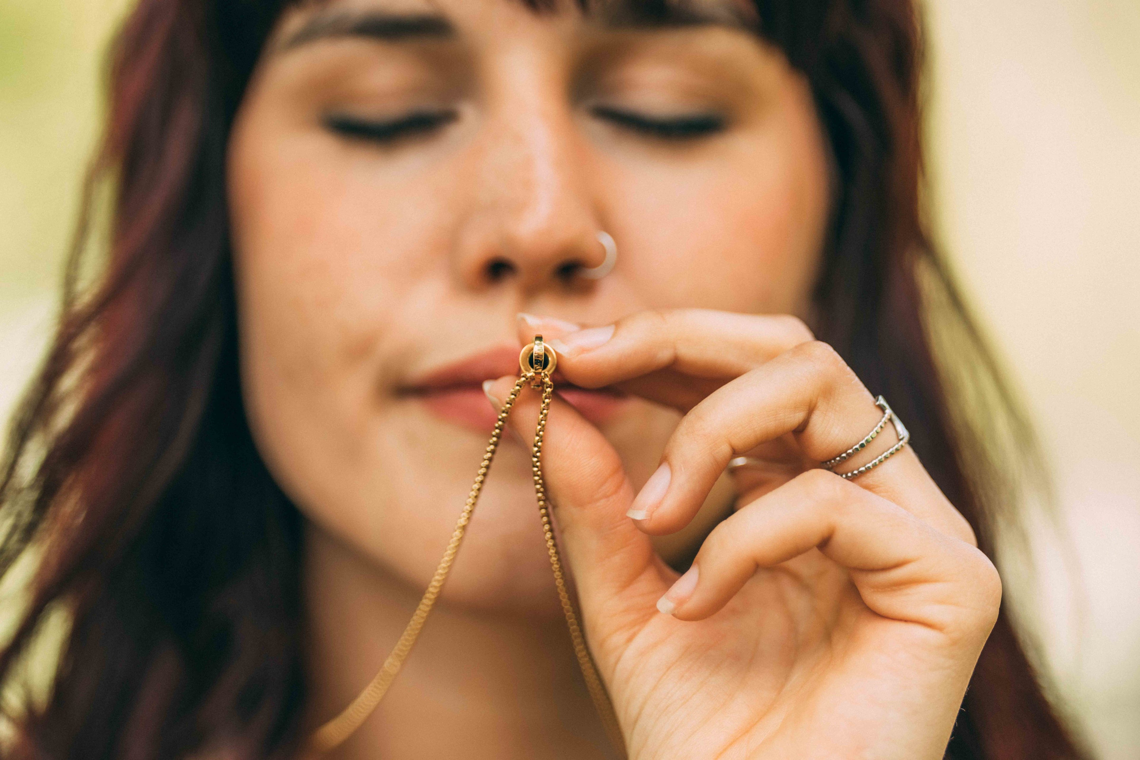 Vrouw komt tot rust met de AIKI Ademhalingstool 